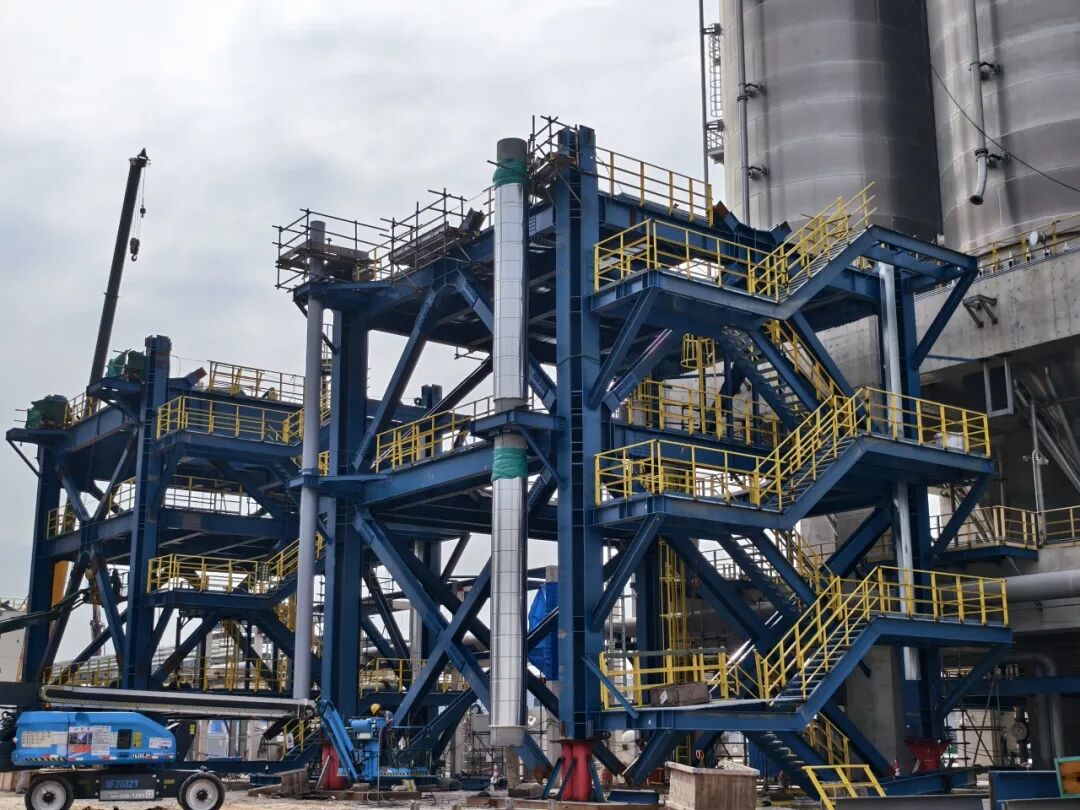 華陸公司總承包福建中沙古雷乙烯項(xiàng)目聚丙烯裝置擠壓造?？蚣芊忭敚瑯?biāo)志工程建設(shè)取得關(guān)鍵進(jìn)展